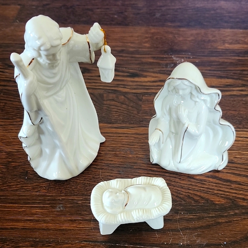 Mikasa Elegant White Ceramic 3 Piece Nativity